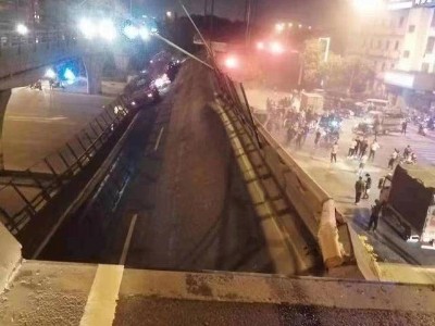 312國道無錫段上跨橋垮塌，橋下3輛小車被壓